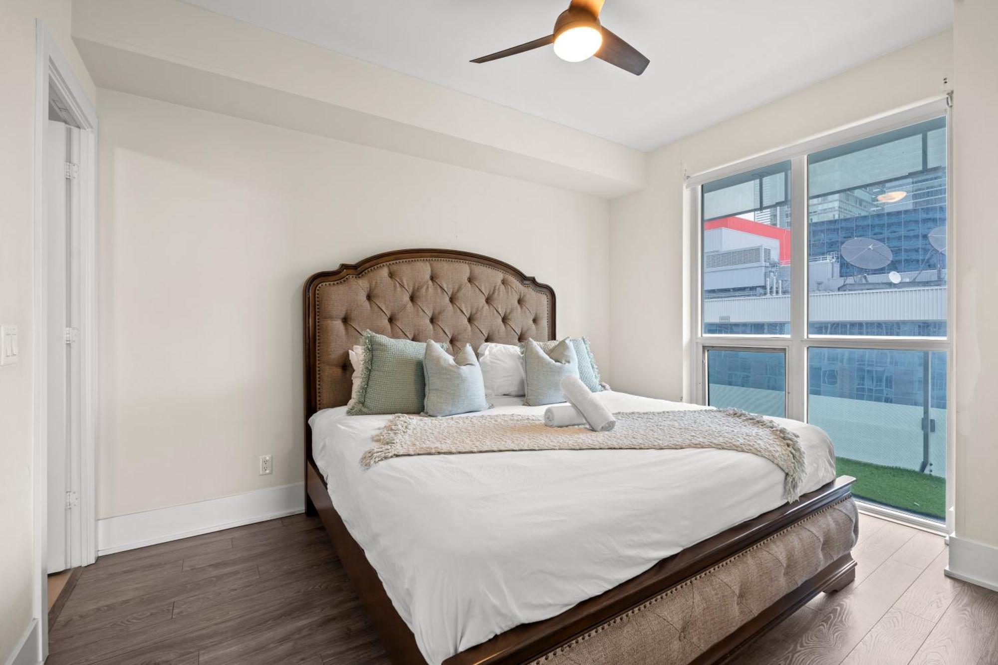 Globalstay Modern Downtown Apartment Торонто Экстерьер фото